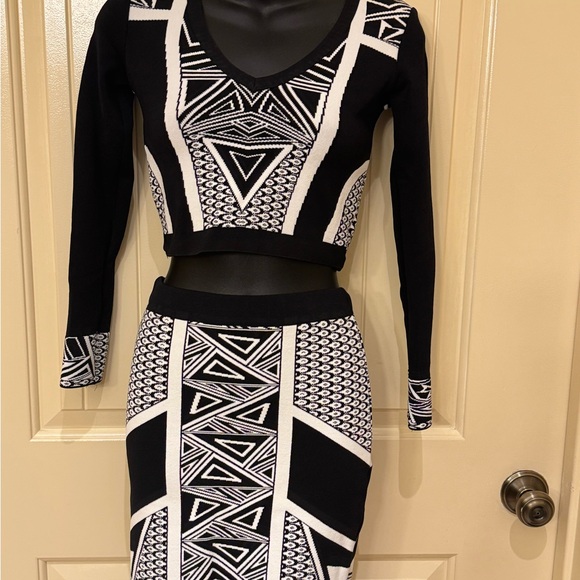 bebe 2 pieces Black/White Patterned Pencil Skirt bandage style long sleeve XS - Picture 1 of 4